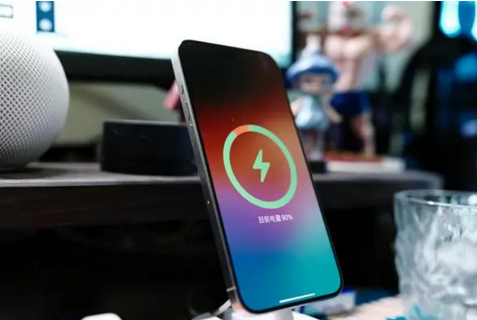 前海街道苹果15换屏服务分享用什么充电器给iPhone15充电更好 